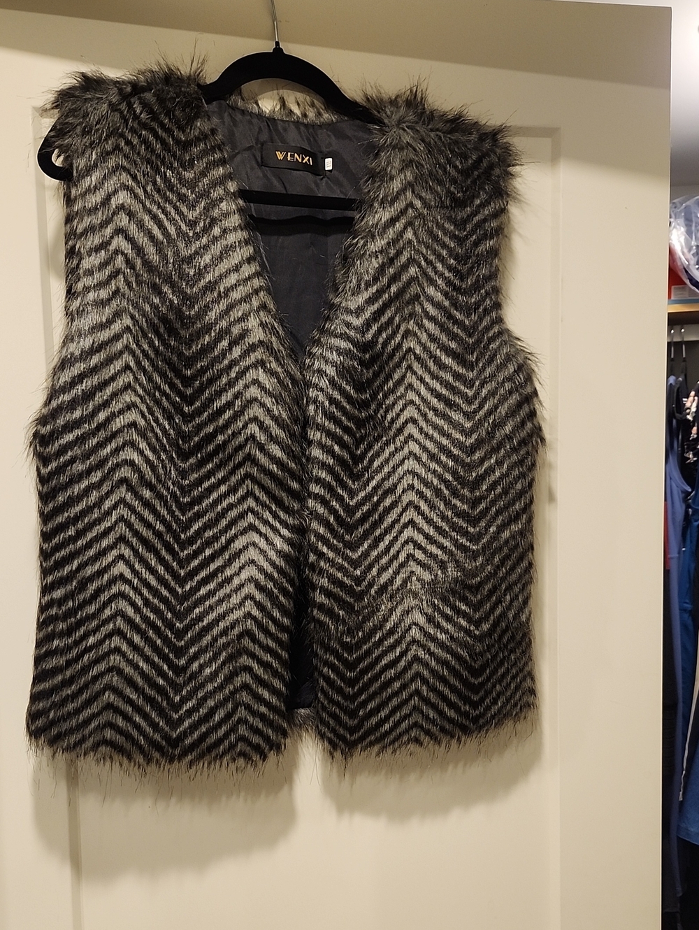 WENXi Faux Fur Chevron Vest in Black and Gray